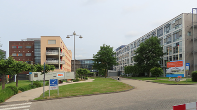 915015 Gezicht op het voorterrein van het Wilhelmina Kinderziekenhuis (WKZ, Lundlaan 6) op het Utrecht Science Park, ...
